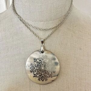 Silver tone and Shell circle Pendent Necklace